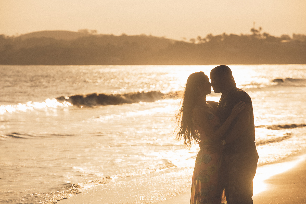 noivos no por do sol em praia de Anchieta fotografia de casamento