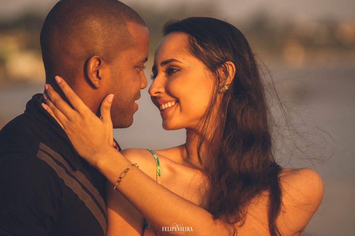noivos se olhando em ensaio pré casamento em praia de Anchieta