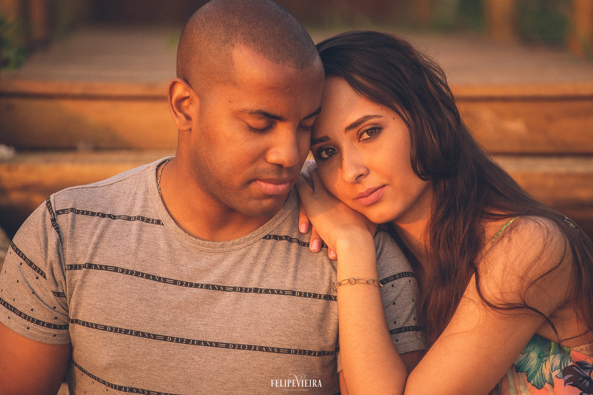 casal de noivos de Guarapari com luz do por do sol de Anchieta em ensaio fotográfico