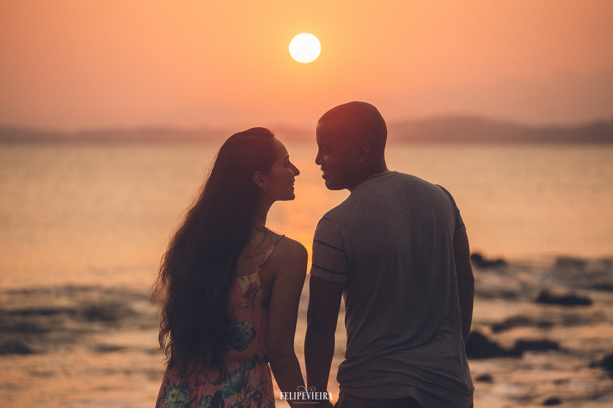 por do Sol de Anchieta com casal de noivos de Guarapari em ensaio pre casamento na praia Felipe Vieira fotografia