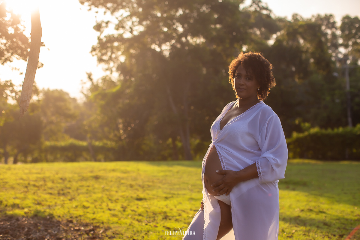 ensaio gestante com roupa branca por do sol em Guarapari