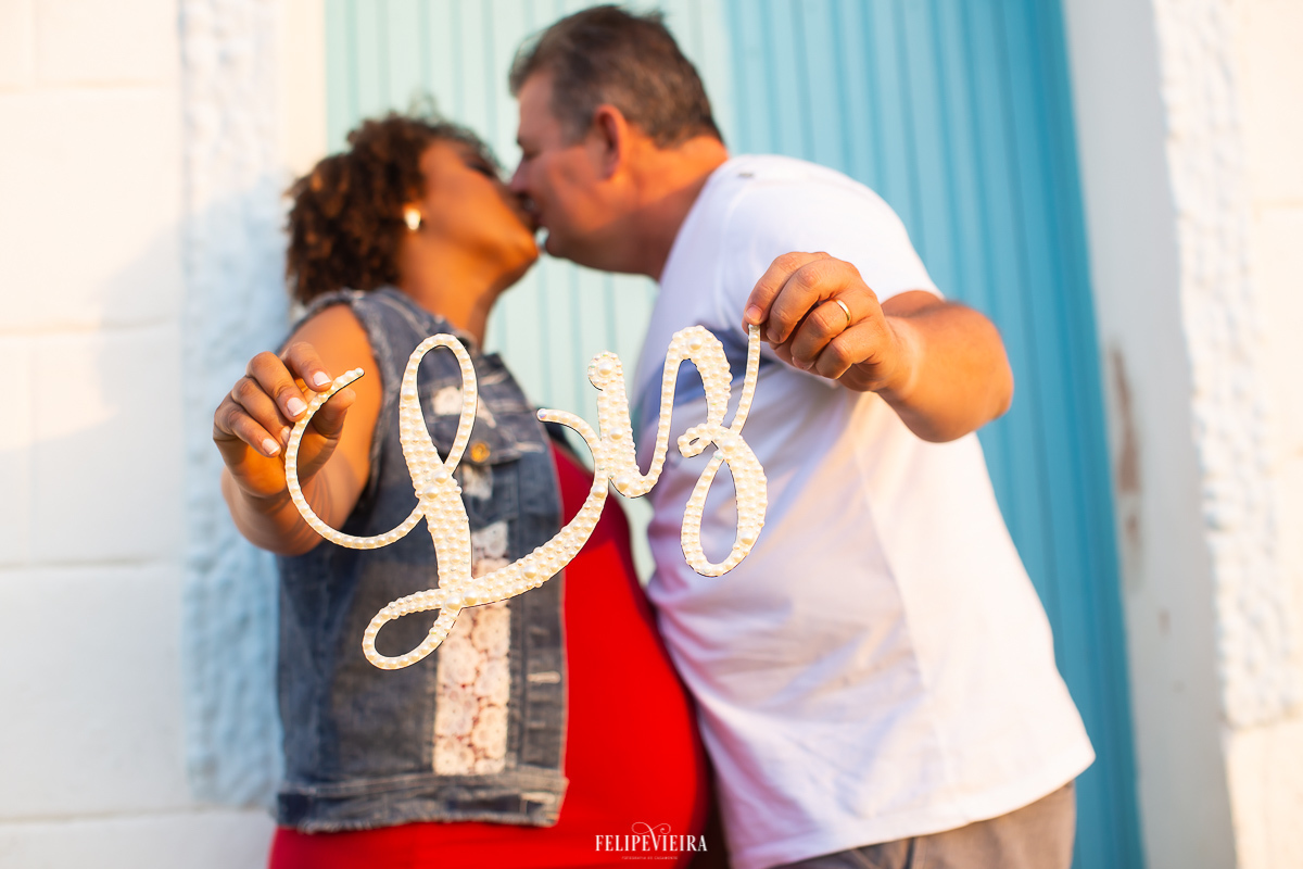 ensaio gestante com o marido segurando nome da filha em MEaípe