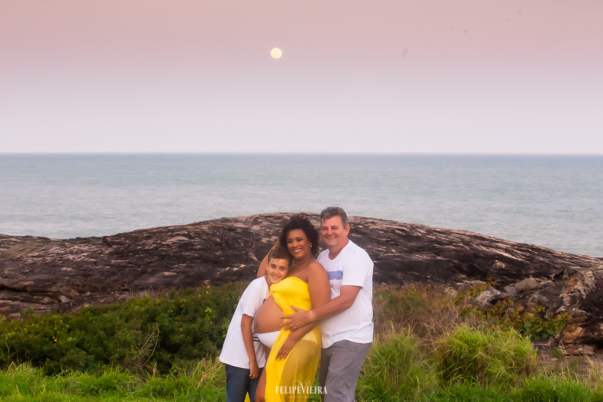 ensaio gestante em Guarapari família nascer da lua em Meaípe