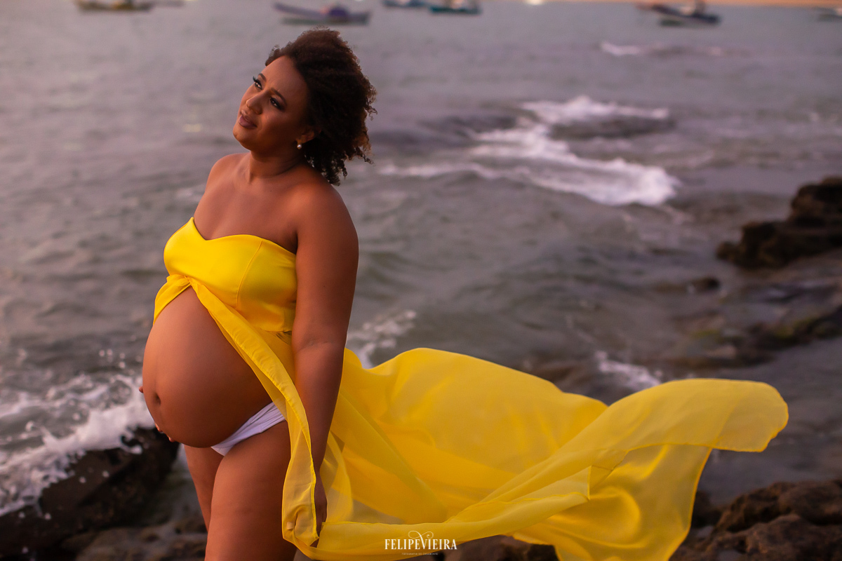 gestante com roupa amarela em ensaio fotográfico na praia de Meaípe Guarapari ES