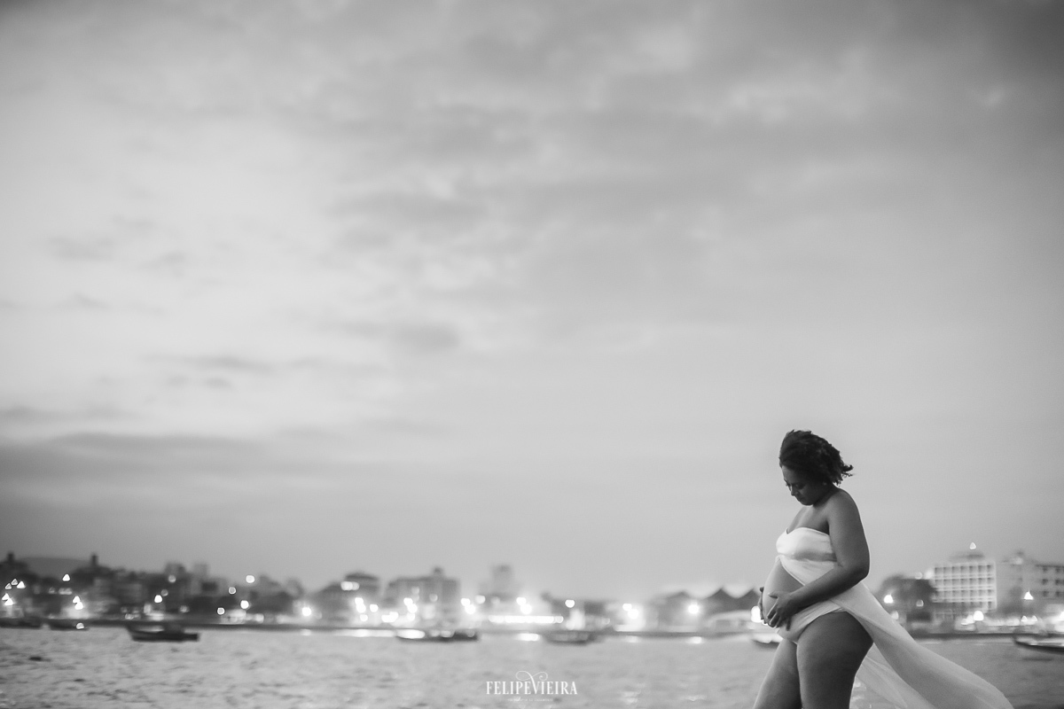 foto do entardecer em MEaípe com gestante posando em ensaio foto em preto e branco