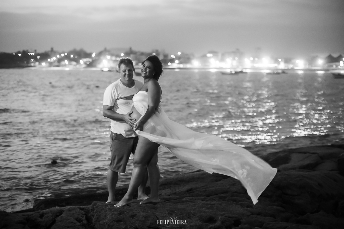 ensaio grávida com o marido em anoitecer em praia de Meaípe Guarapari