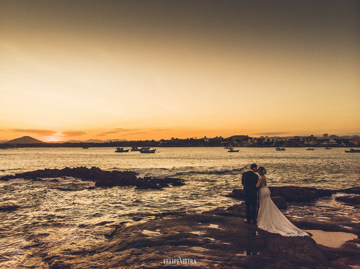 noivos em praia de Meaípe por do sol em cima da pedra Guarapari-ES