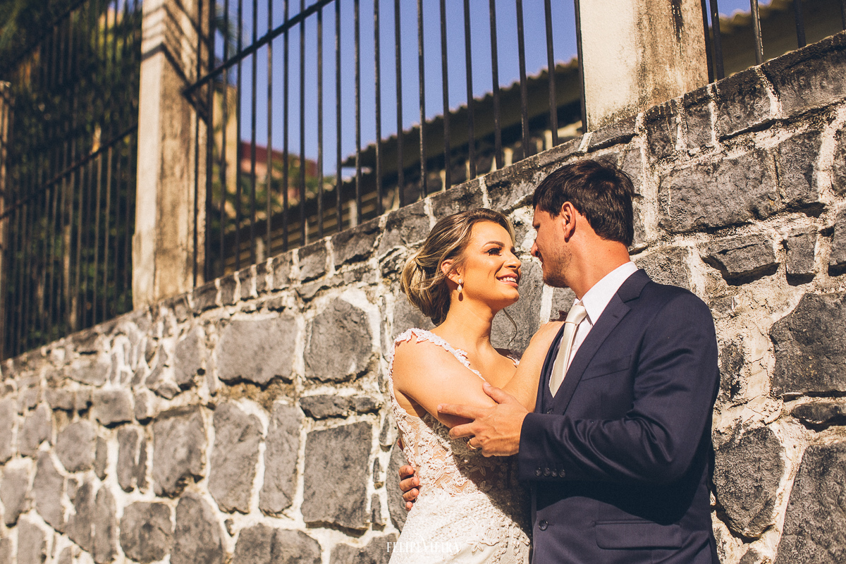 casal de noivos ensaio pós wedding em Guarapari fotografia de casamento ensaio urbano