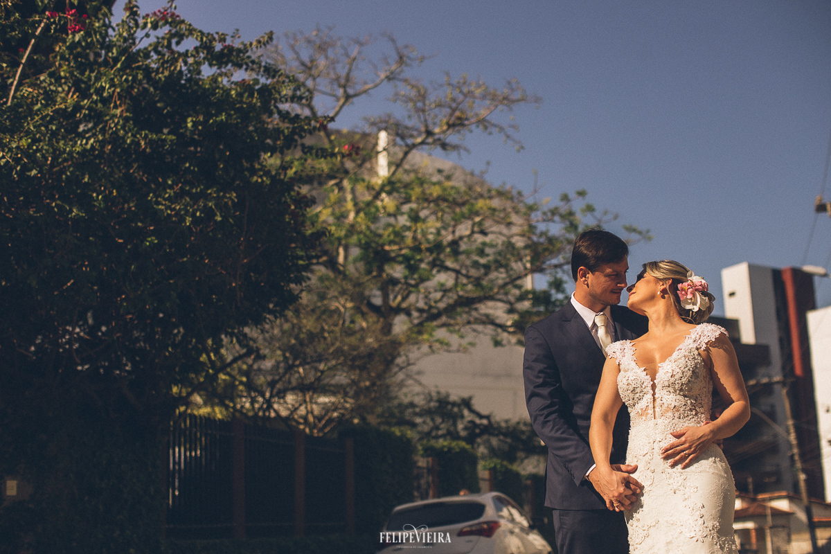 casal se beijando no meio da rua em ensaio pós casamento em Guarapari