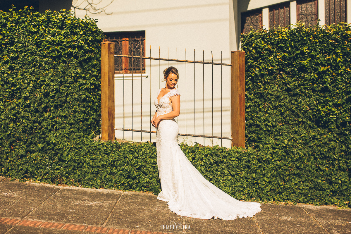 noiva na rua com vestido branco em ensaio urbano em Guarapari