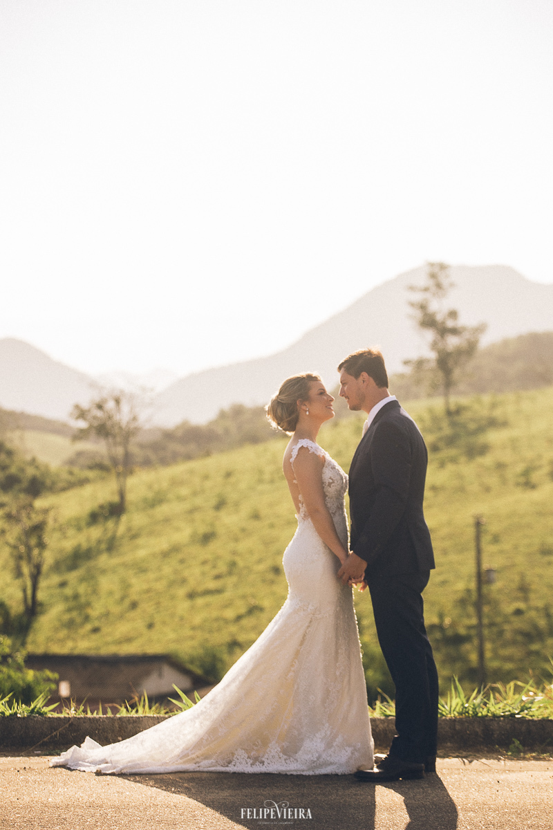 noivos em ensaio pós wedding na luz de fim de tarde em Guarapari