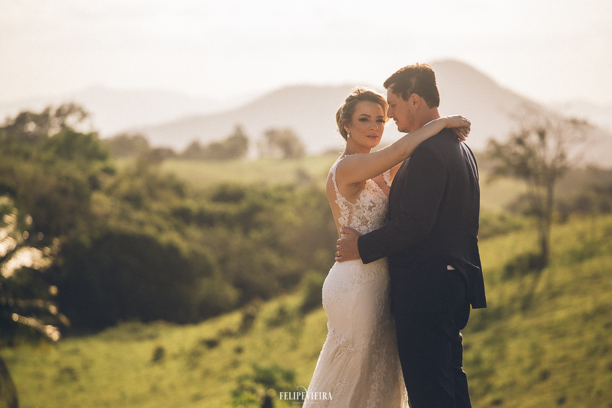 casal em frente a um vale no por do sol em ensaio depois do casamento no contorno de Guarapari
