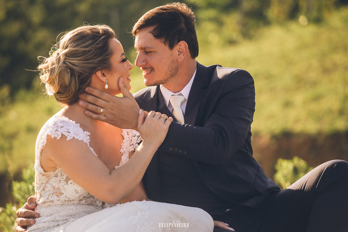 noiva olhando para o noivo em foto  ensaio pós casamento em Guarapari Felipe Vieira fotografia