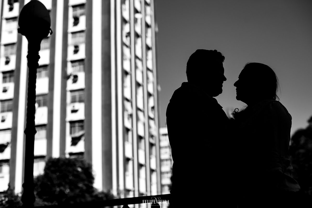 ensaio urbano caasl pre wedding em silhueta preto e branco