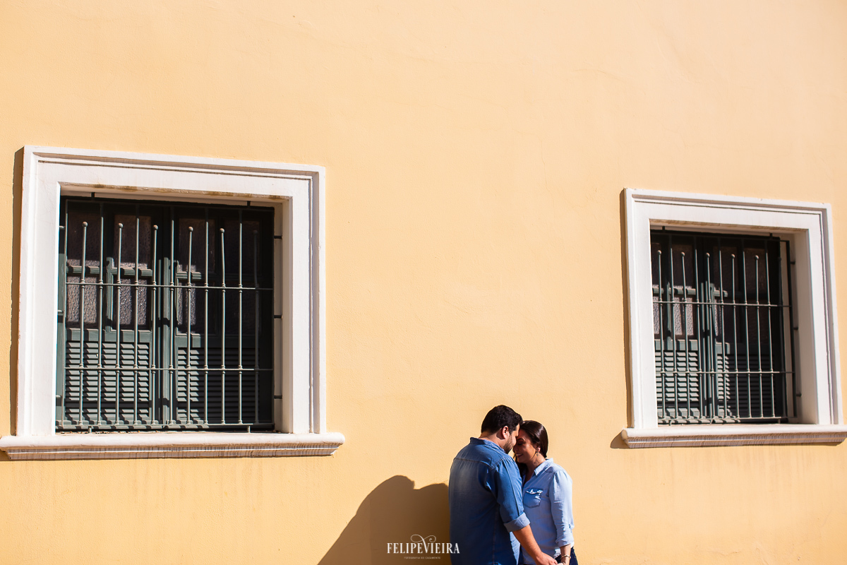 noiva e noivo em ensaio urbano em Vitória no Palacio Anchieta