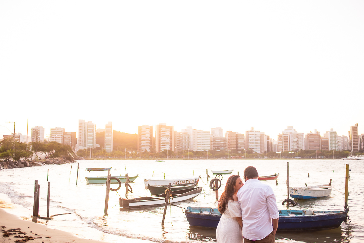 casal na ilha do frade durante ensaio pré casamento olhando os barquinos 