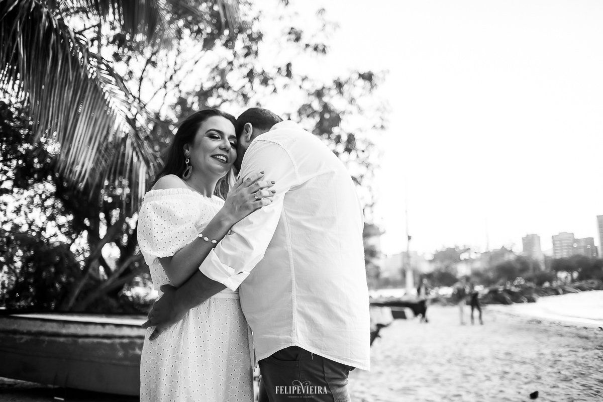 noivos na praia da ilha do frande em ensaio pré wedding em Vitória