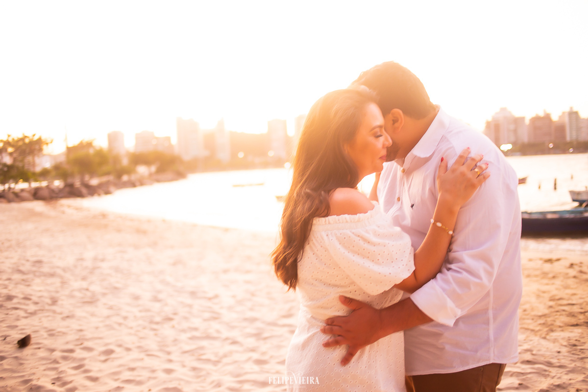 lindo finde tarde na baia de Vitória com casal se abraçando durante ensaio pré casamento pelo fotógrafo Felipe Vieira