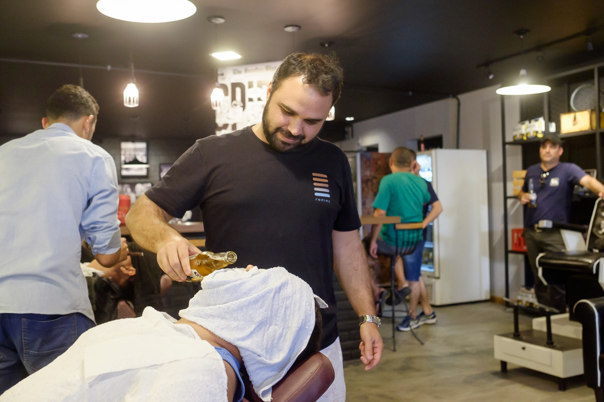 making of do noivo barbearia malaguiti guarapari Felipe Vieira fotografo noivo e padrinhos barbearia casamento em Guarapari