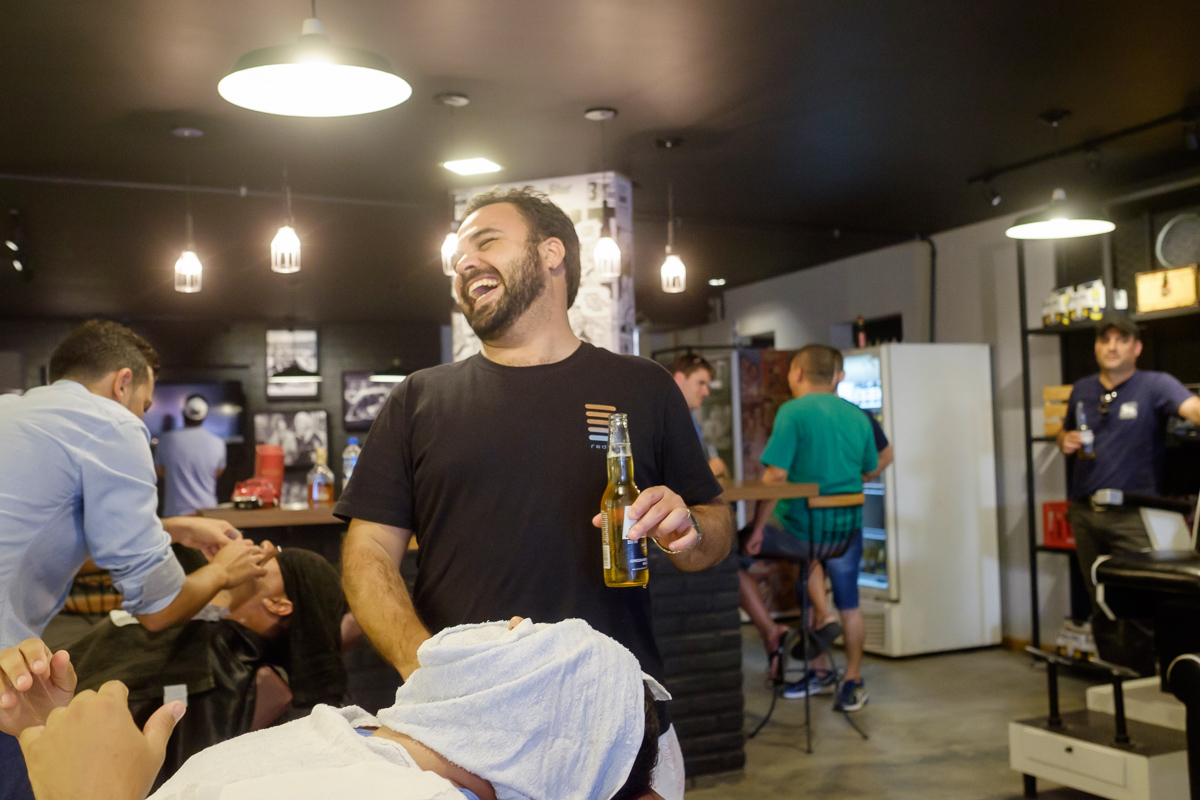 making of do noivo barbearia malaguiti guarapari Felipe Vieira fotografo noivo e padrinhos barbearia casamento em Guarapari