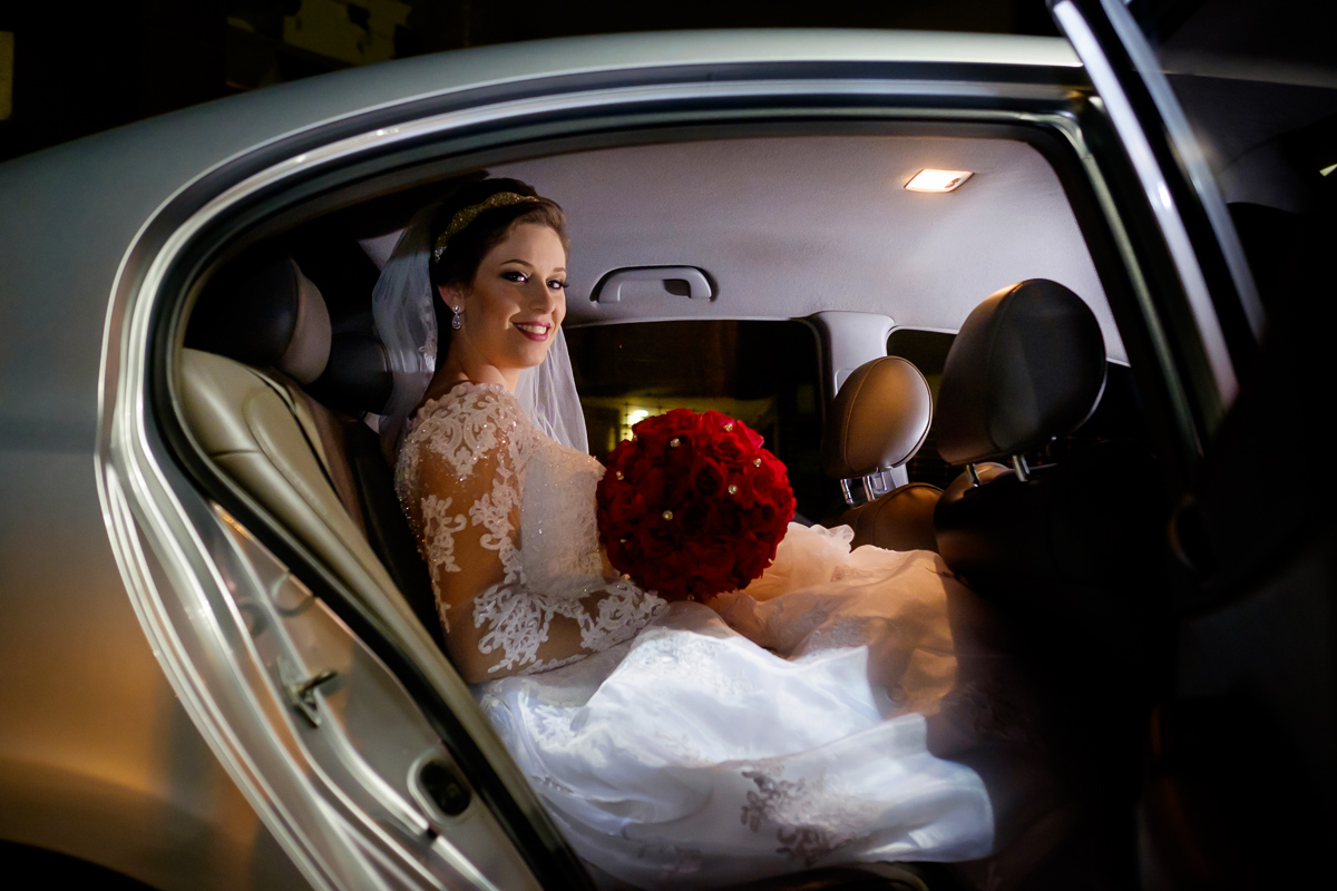 Casamento Jessica e Roni Igreja Matriz São Pedro Guará Centro de Eventos Felipe Vieira fotografia noiva no carro