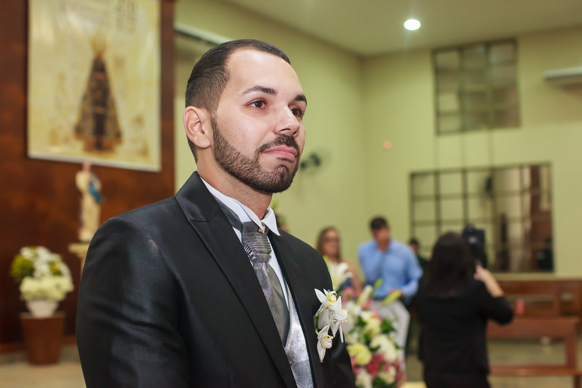Casamento Jessica e Roni Igreja Matriz São Pedro Guará Centro de Eventos Felipe Vieira fotografia noivo no altar