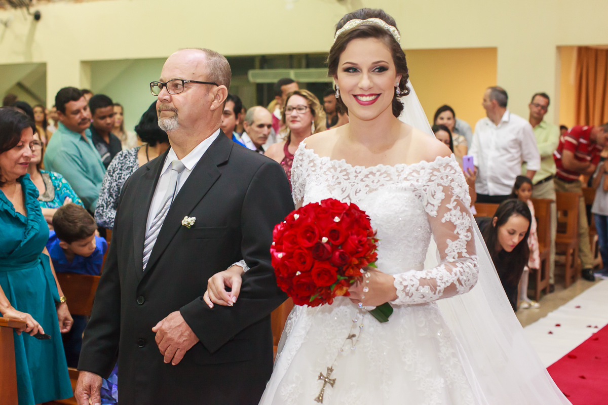 Casamento Jessica e Roni Igreja Matriz São Pedro Guará Centro de Eventos Felipe Vieira fotografia noiva entrando na igreja