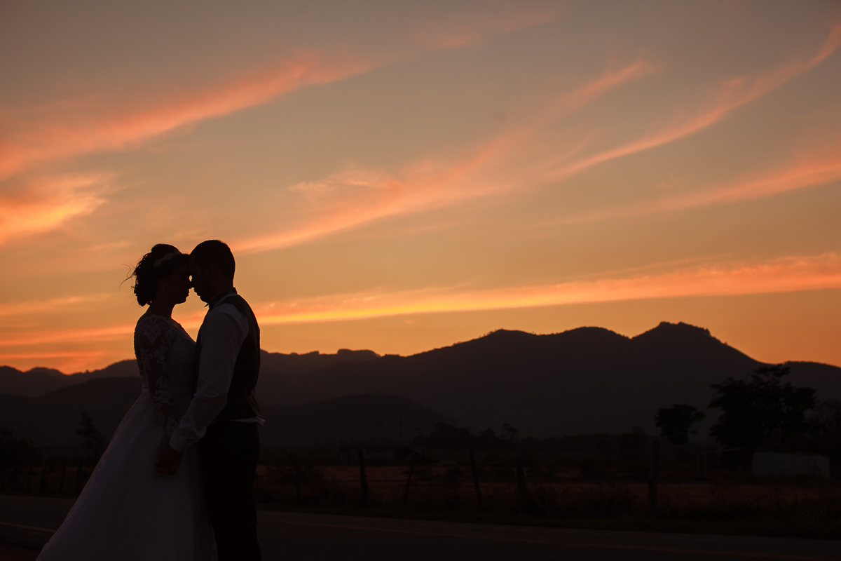 Ensaio pós wedding em Matilde Alfredo Chaves Felipe Vieira fotógrafo casamento Jessica e Roni ensaio casal estação de trem