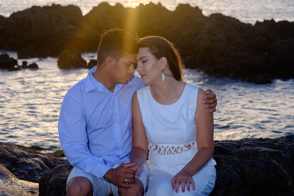 ensaio pré wedding casal na Praia dos Padres em Guarapari pelo fotógrafo Felipe Vieira em Meaípe no pôs do sol em Guarapari