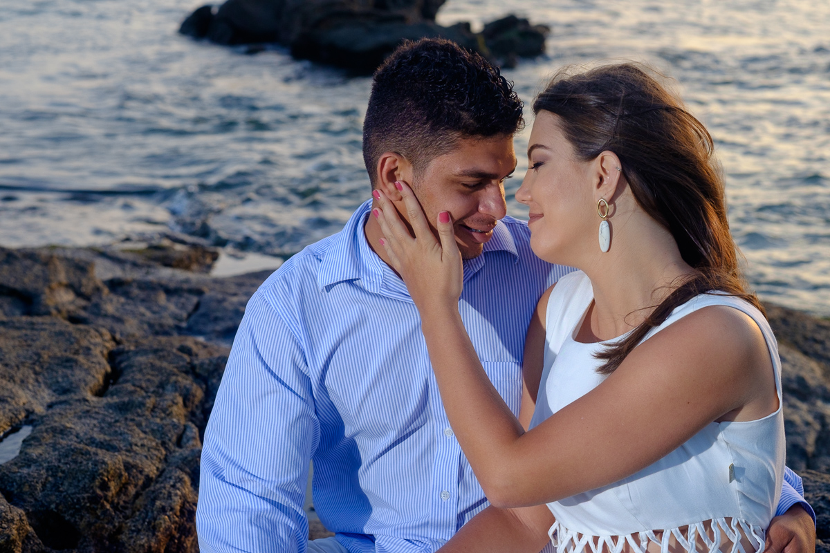 ensaio pré wedding casal na Praia dos Padres em Guarapari pelo fotógrafo Felipe Vieira em Meaípe no pôs do sol em Guarapari