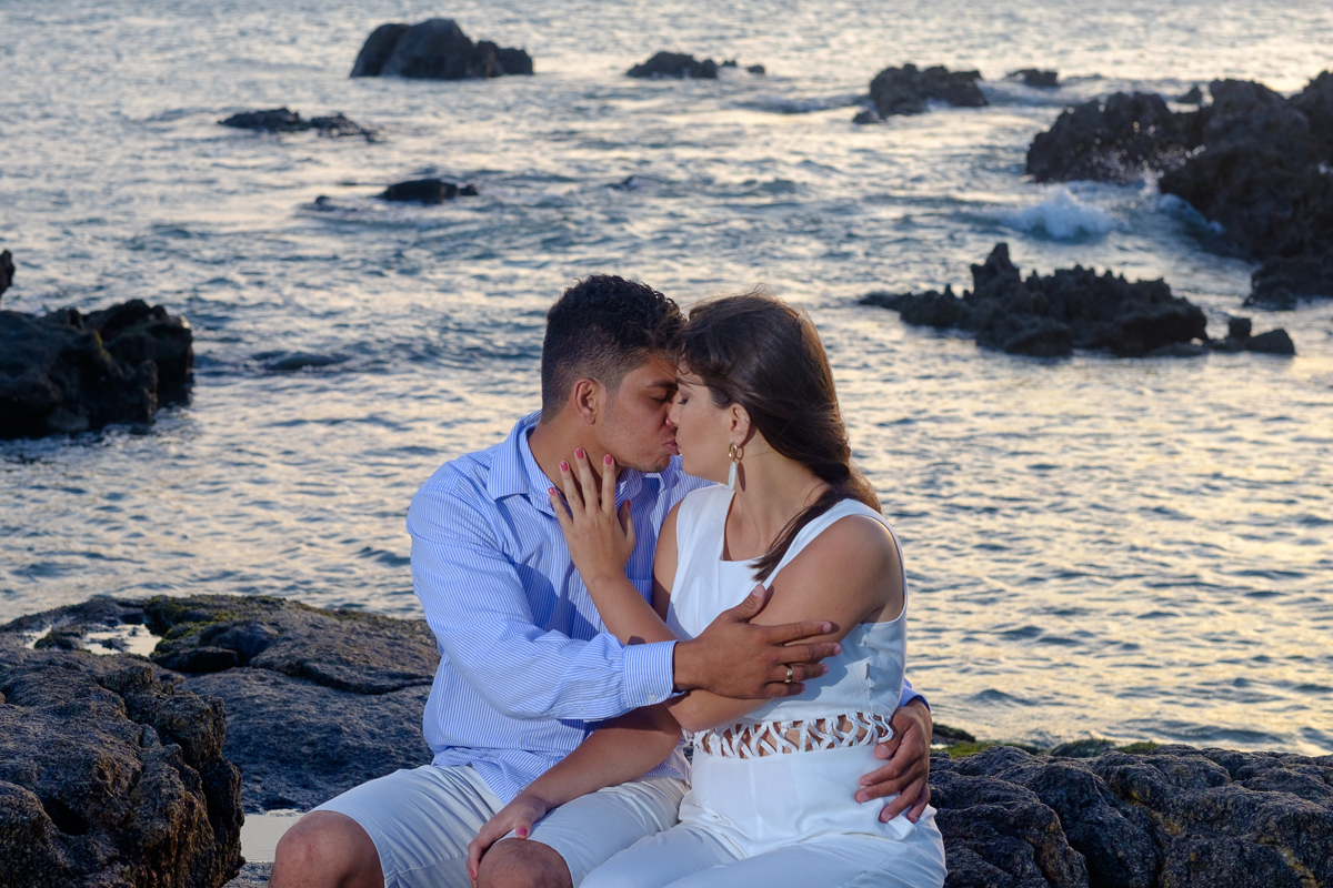ensaio pré wedding casal na Praia dos Padres em Guarapari pelo fotógrafo Felipe Vieira em Meaípe no pôs do sol em Guarapari
