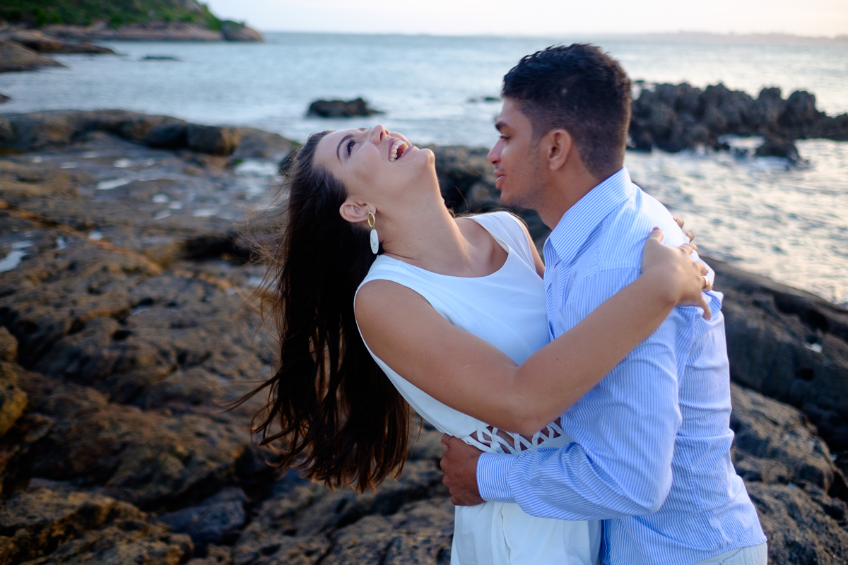 ensaio pré wedding casal na Praia dos Padres em Guarapari pelo fotógrafo Felipe Vieira em Meaípe no pôs do sol em Guarapari