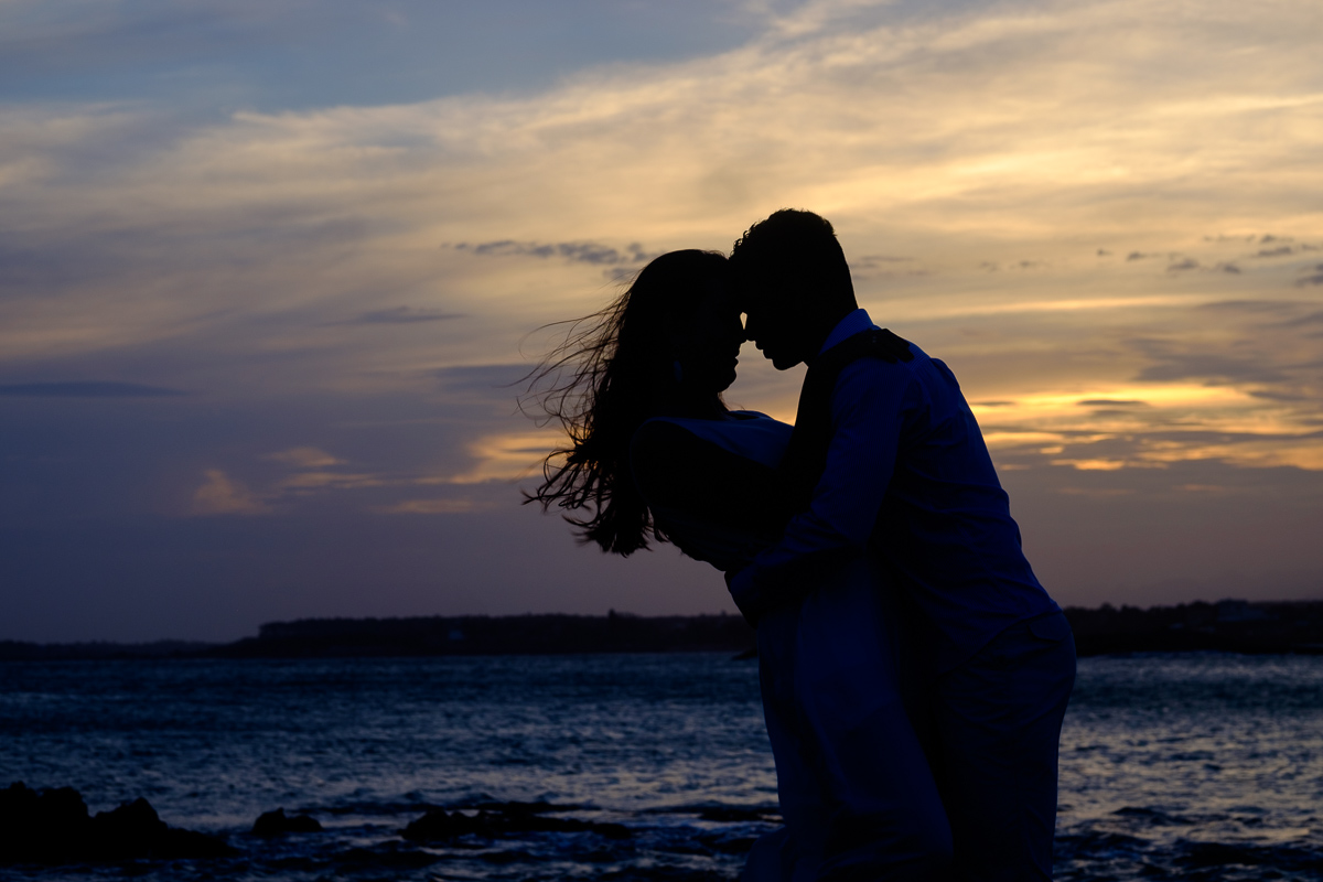 ensaio pré wedding casal na Praia dos Padres em Guarapari pelo fotógrafo Felipe Vieira em Meaípe no pôs do sol em Guarapari