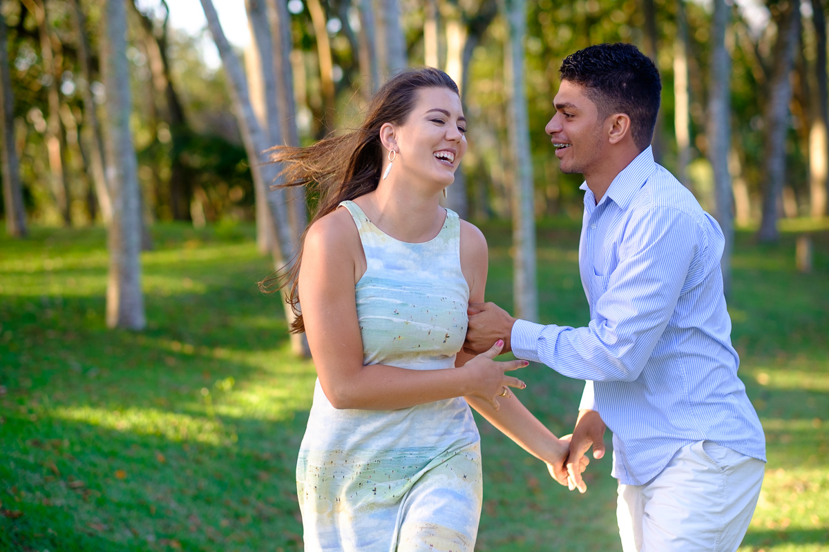 ensaio pré wedding casal na Praia dos Padres em Guarapari pelo fotógrafo Felipe Vieira em Meaípe no pôs do sol em Guarapari