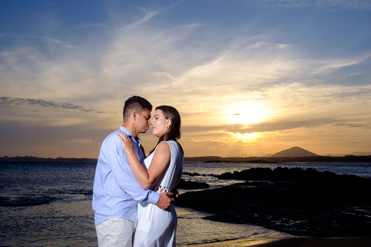 ensaio pré wedding casal na Praia dos Padres em Guarapari pelo fotógrafo Felipe Vieira em Meaípe no pôs do sol em Guarapari