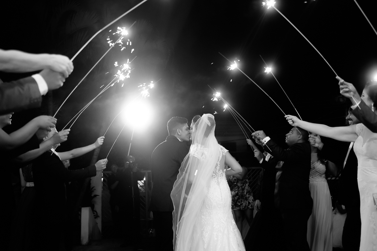 cerimonia de casamento casamento Guarapari Felipe Vieira Fotografo noiva e noiva decoração igreja casamento Guarapar saída dos noivos