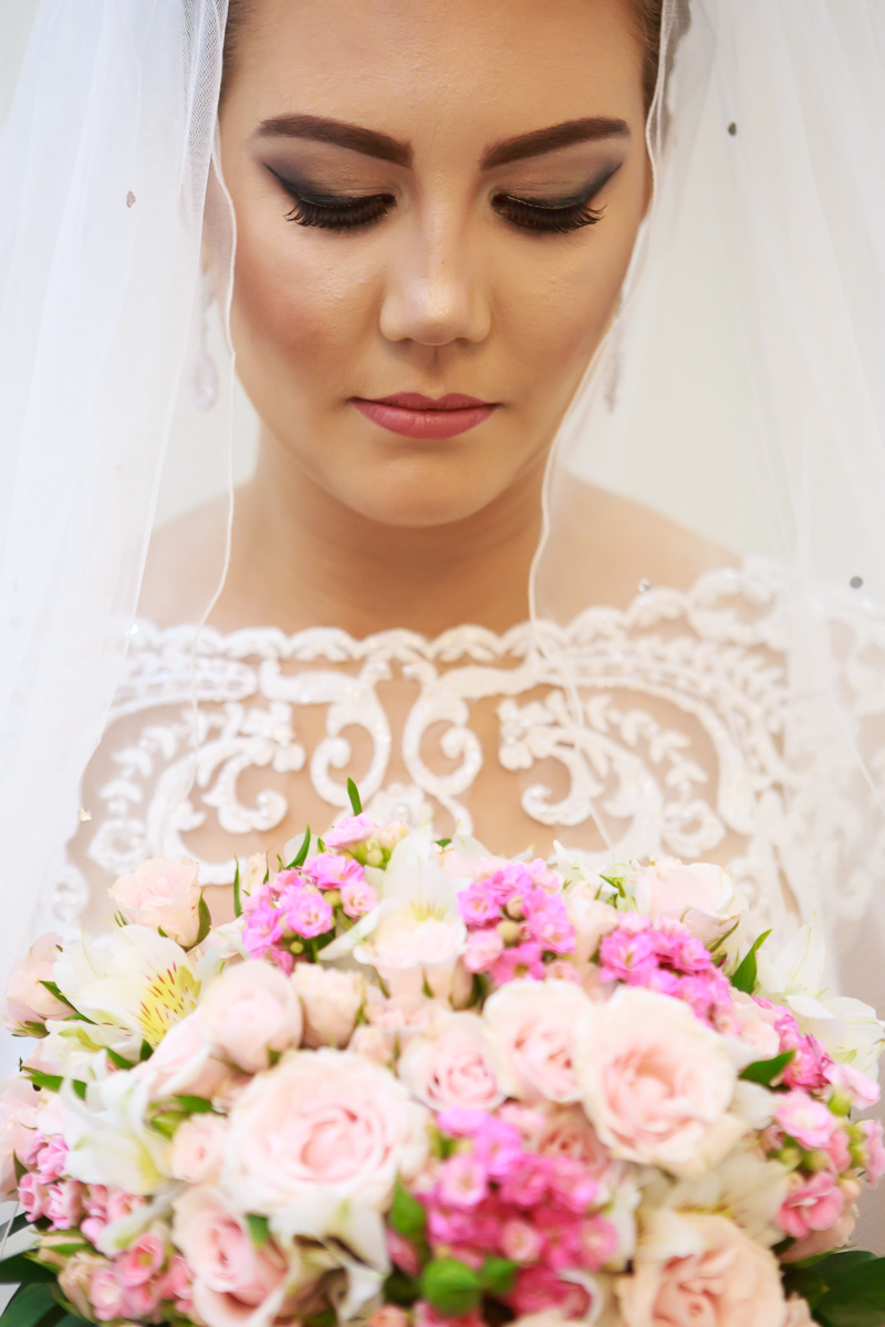 retrato da noiva vestido de noiva casamento Guarapari Felipe Vieira Fotografo wedding day maquiagem de noiva bouquet de noiva