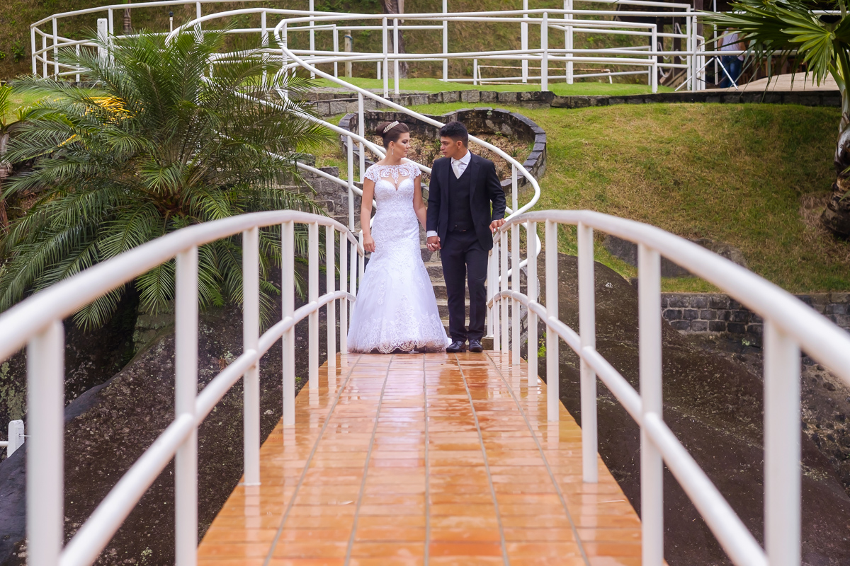 ensaio externo Gabriela e Diego em Iconha em dia de chuva fotos casal dia de chuva Felipe Vieira Fotografia de casamento em Guarapari