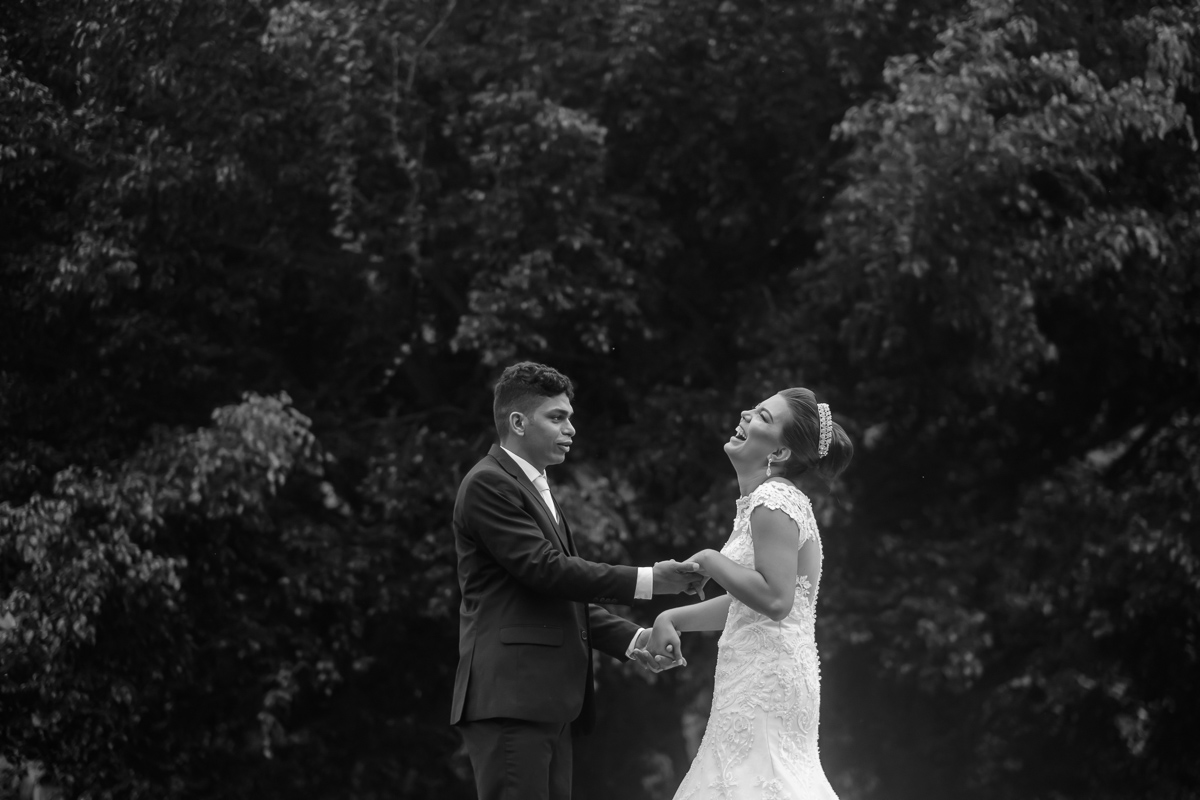ensaio externo Gabriela e Diego em Iconha em dia de chuva fotos casal dia de chuva Felipe Vieira Fotografia de casamento em Guarapari
