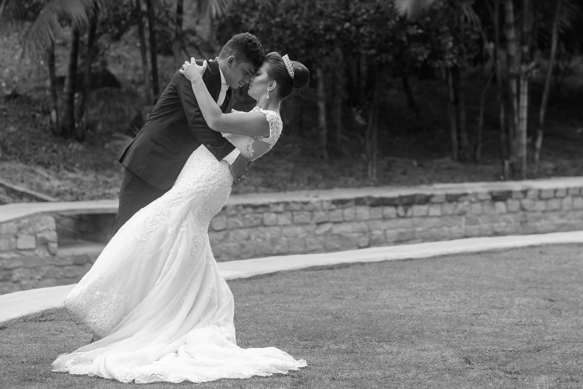 ensaio externo Gabriela e Diego em Iconha em dia de chuva fotos casal dia de chuva Felipe Vieira Fotografia de casamento em Guarapari
