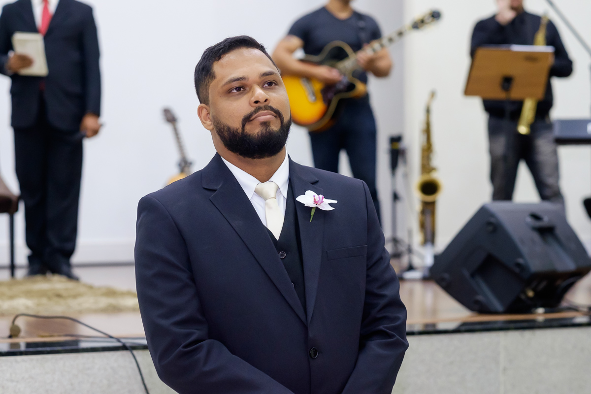 cerimônia de casamento noivo e noiva no altar igreja batista casamento evnagélico Felipe Vieira fotografia fotografia de casamento Guarapari