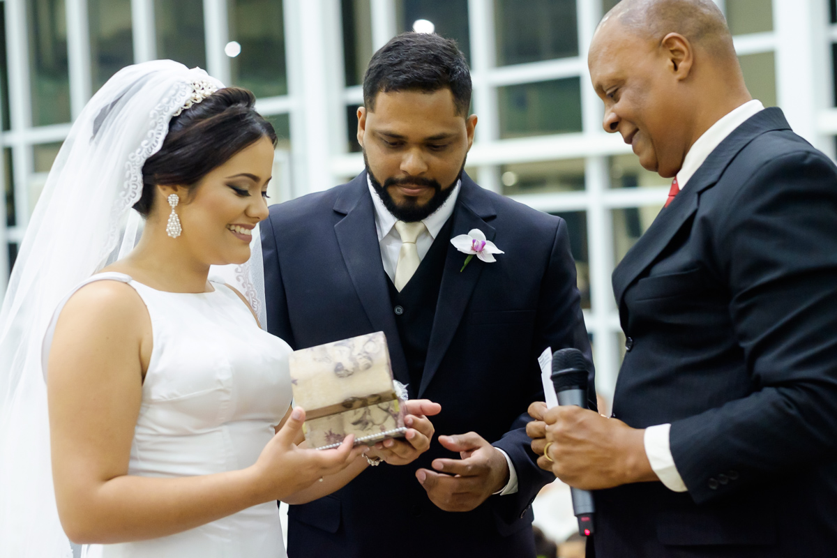 cerimônia de casamento noivo e noiva no altar igreja batista casamento evnagélico Felipe Vieira fotografia fotografia de casamento Guarapari
