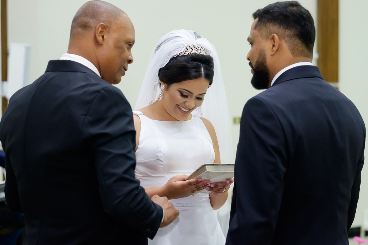 cerimônia de casamento noivo e noiva no altar igreja batista casamento evnagélico Felipe Vieira fotografia fotografia de casamento Guarapari