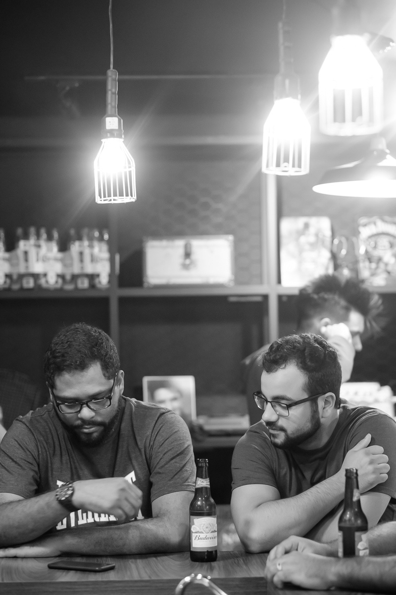 making of noivo barbearia com os padrinho fotografia de casamento fotografia de casamento Guarapari felipe Vieira fotografia