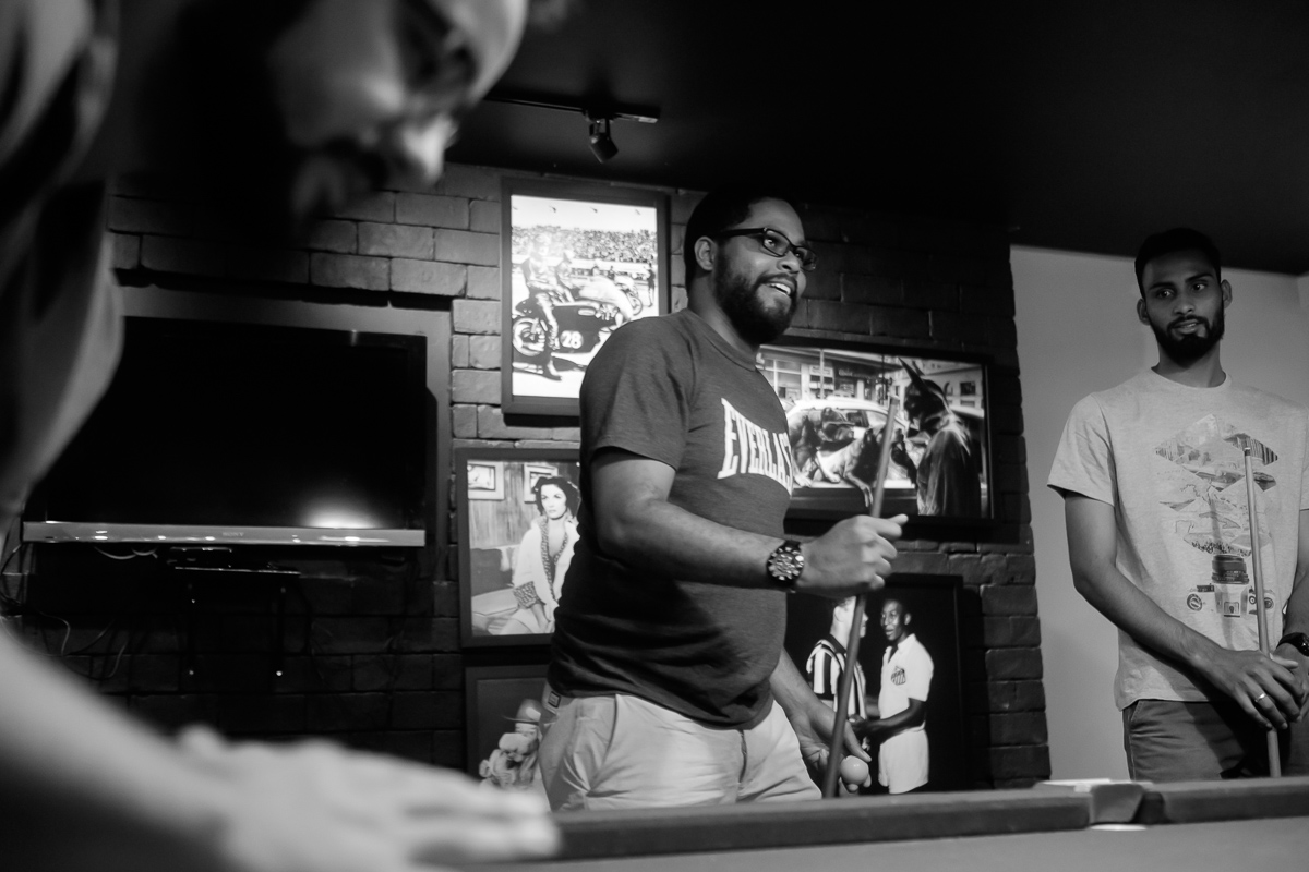 making of noivo barbearia com os padrinho fotografia de casamento fotografia de casamento Guarapari felipe Vieira fotografia