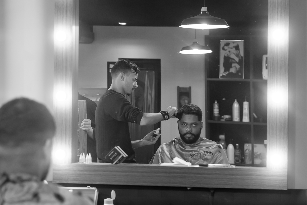 making of noivo barbearia com os padrinho fotografia de casamento fotografia de casamento Guarapari felipe Vieira fotografia