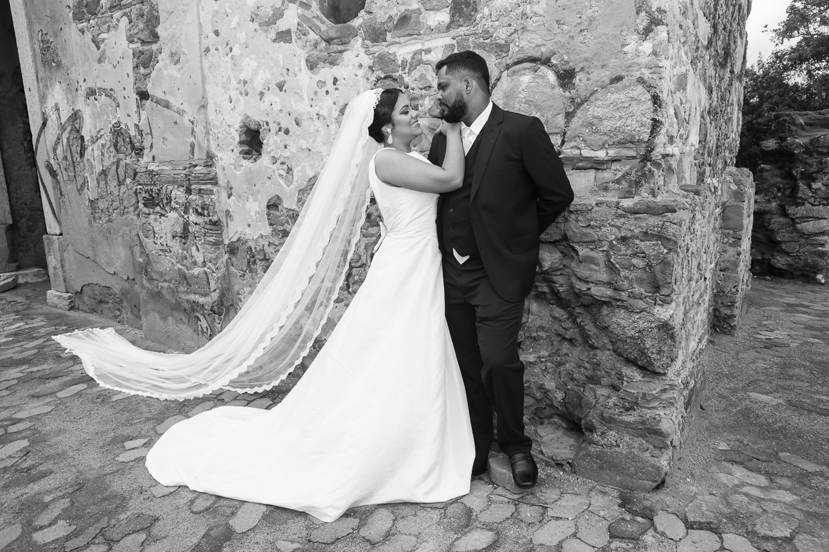 ensaio casal pós casamento em preto e branco rústico em Vila Velha igreja abandonada num dia nublado