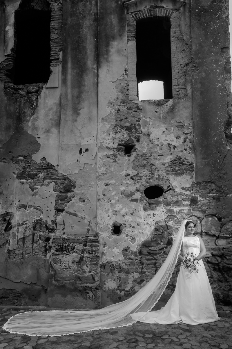 ensaio casal pós casamento em preto e branco rústico em Vila Velha igreja abandonada num dia nublado