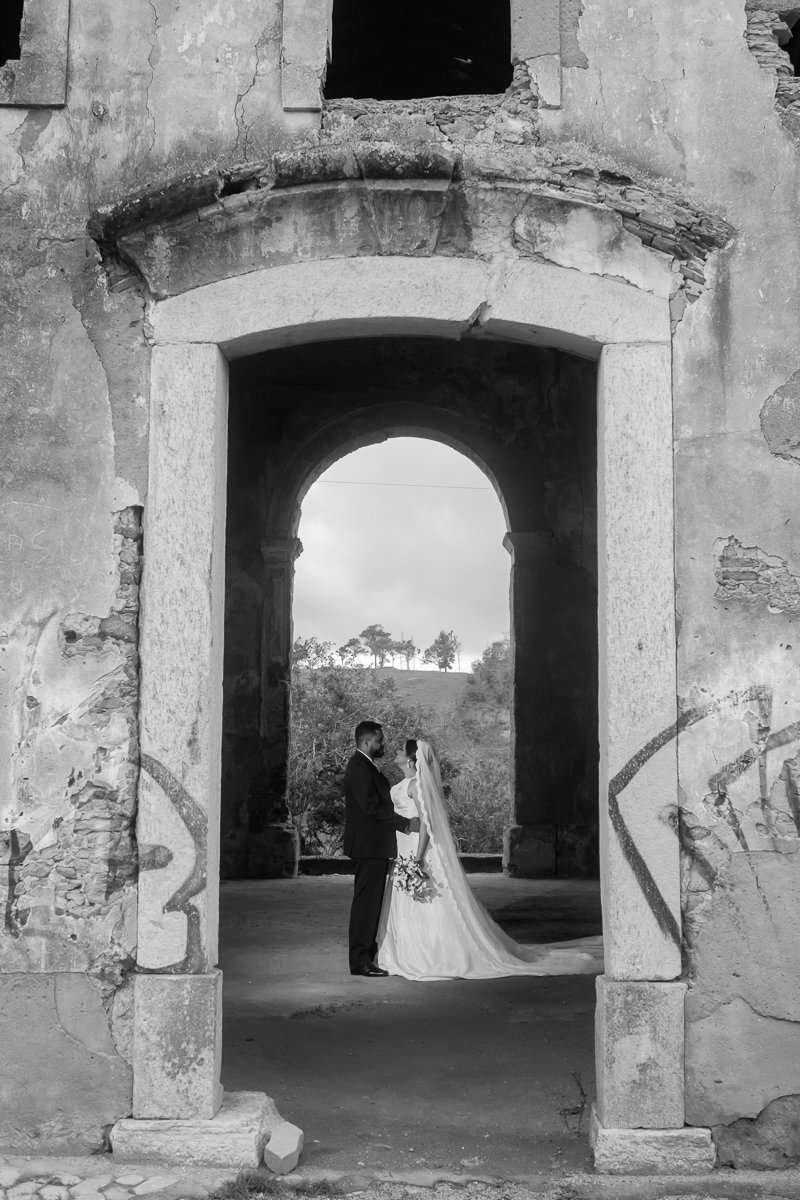 ensaio casal pós casamento em preto e branco rústico em Vila Velha igreja abandonada num dia nublado