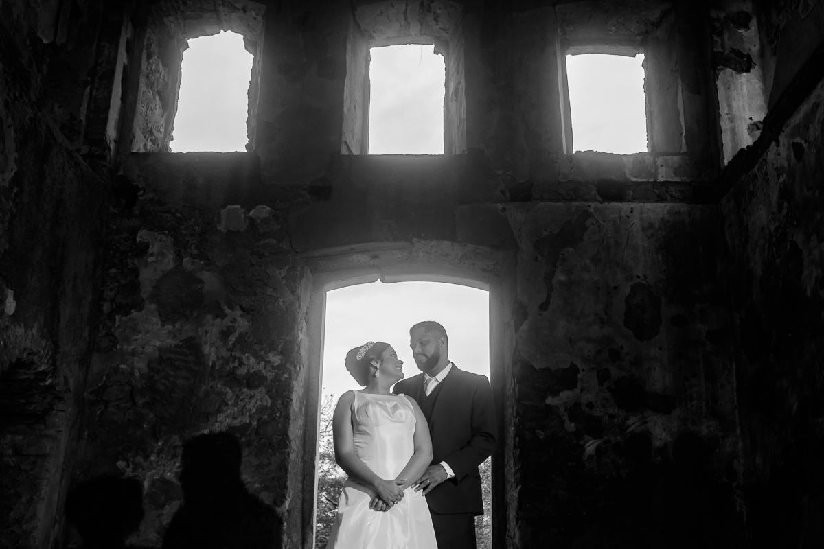 ensaio casal pós casamento em preto e branco rústico em Vila Velha igreja abandonada num dia nublado